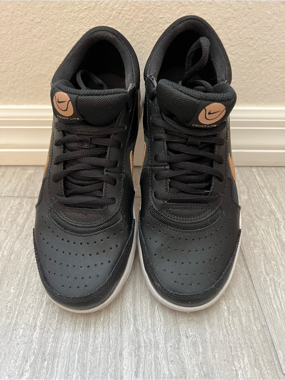 Nike Men’s Black Sneakers with Tan Accents